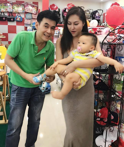 phi-thanh-van-van-mim-cuoi-giua-tam-bao-ly-hon-3