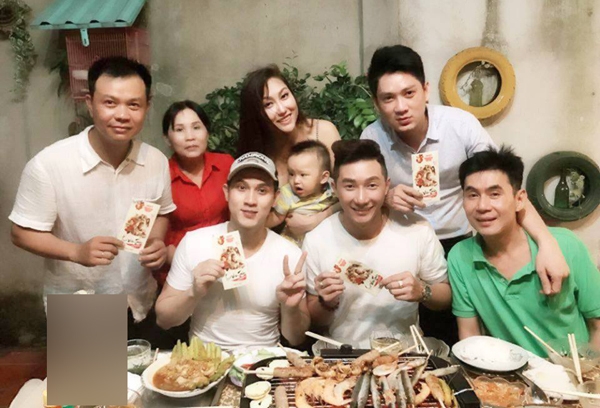 phi-thanh-van-van-mim-cuoi-giua-tam-bao-ly-hon-4