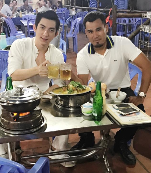 phi-thanh-van-van-mim-cuoi-giua-tam-bao-ly-hon-5