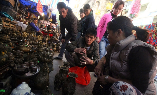  Người đi chợ hay có câu, đồ cổ không phải ai cũng chơi được, đến được với nhau còn vì cái duyên. 