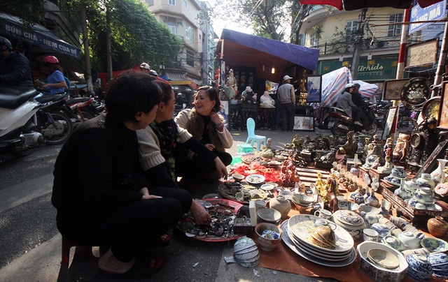  Thậm chí, ngay cả phụ nữ cũng tìm đến để mua cho mình một món đồ cổ cầu may năm mới. 