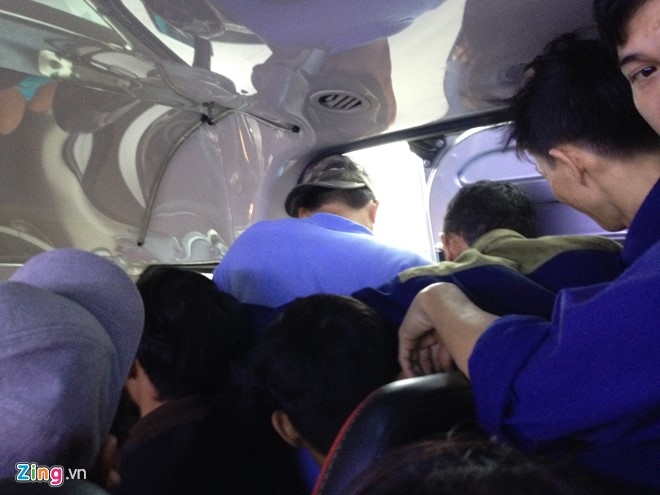 Tren chuyen xe Tet 'bao tap', 16 cho nhet hon 30 nguoi hinh anh 2