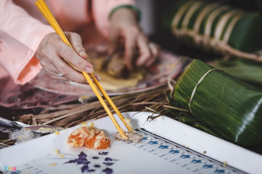 Gia dinh o Sai Gon sum hop goi banh tet ngay cuoi nam hinh anh 3