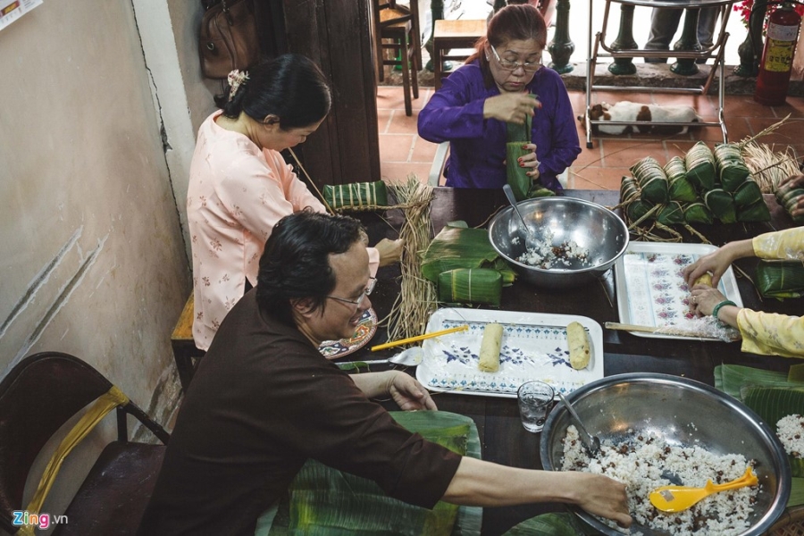 Gia dinh o Sai Gon sum hop goi banh tet ngay cuoi nam hinh anh 8