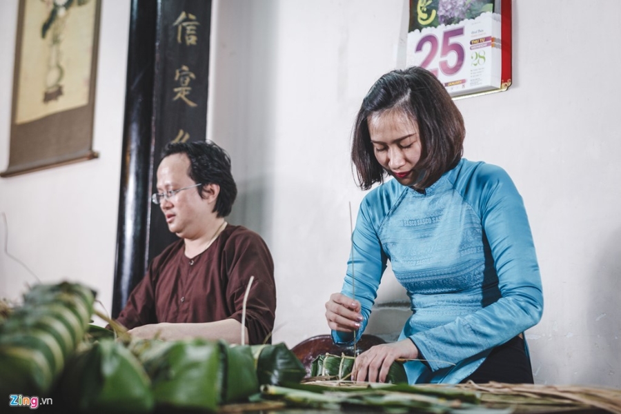 Gia dinh o Sai Gon sum hop goi banh tet ngay cuoi nam hinh anh 9