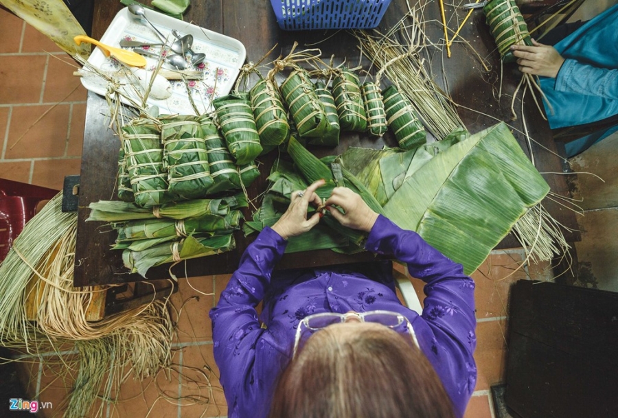 Gia dinh o Sai Gon sum hop goi banh tet ngay cuoi nam hinh anh 12