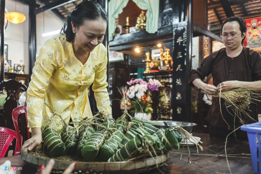 Gia dinh o Sai Gon sum hop goi banh tet ngay cuoi nam hinh anh 14