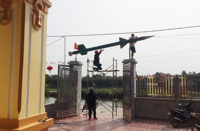 Hải Phòng: Xôn xao hình ảnh chủ nhà trang trí cổng đón Tết bằng mô hình tên lửa - Ảnh 2.