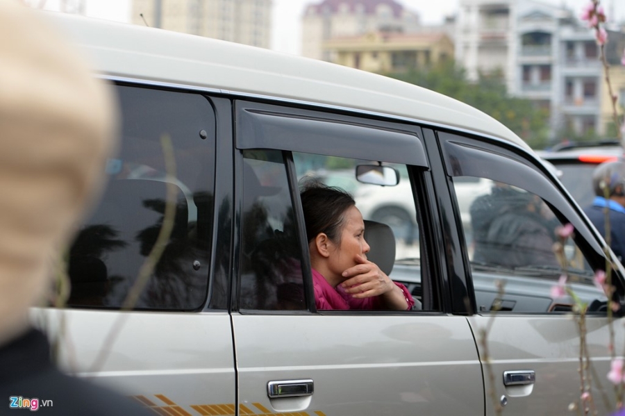 Ngoi tren oto mua hoa dao gay un tac chieu 30 Tet hinh anh 4