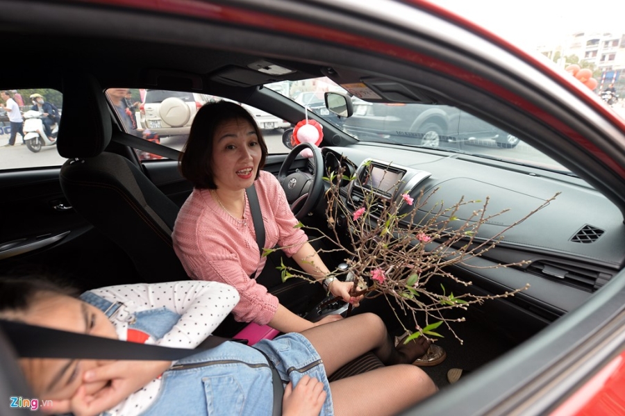 Ngoi tren oto mua hoa dao gay un tac chieu 30 Tet hinh anh 7