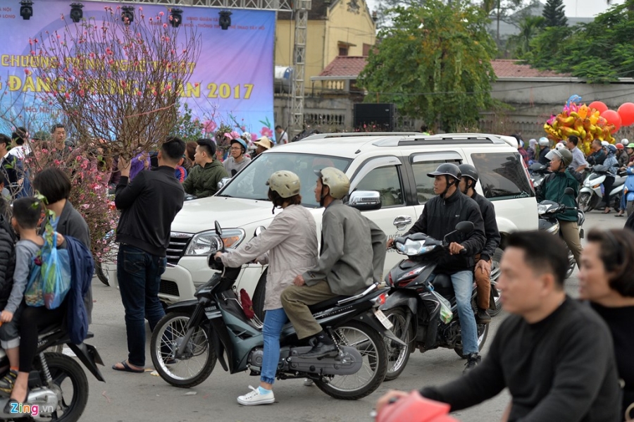 Ngoi tren oto mua hoa dao gay un tac chieu 30 Tet hinh anh 9