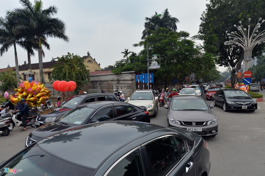 Ngoi tren oto mua hoa dao gay un tac chieu 30 Tet hinh anh 10