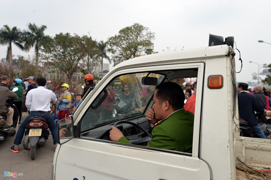 Ngoi tren oto mua hoa dao gay un tac chieu 30 Tet hinh anh 11