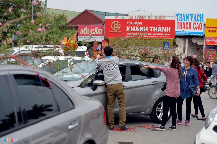 Ngoi tren oto mua hoa dao gay un tac chieu 30 Tet hinh anh 13