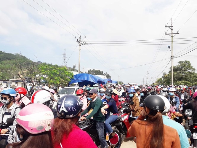Tuyến đường học theo nghĩa trang Bùi Thị Xuân bị kẹt cứng /// ẢNH: HOÀNG TRỌNG