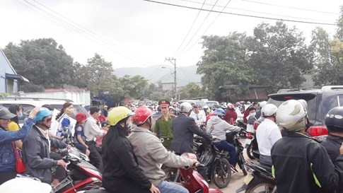 Dân vùng lũ Bình Định ùn ùn đi viếng mộ, đường vào nghĩa trang kẹt cứng - ảnh 2