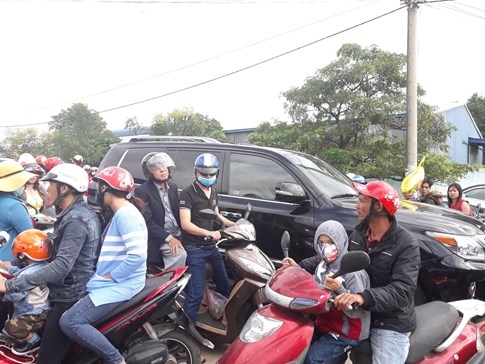 Dân vùng lũ Bình Định ùn ùn đi viếng mộ, đường vào nghĩa trang kẹt cứng - ảnh 3