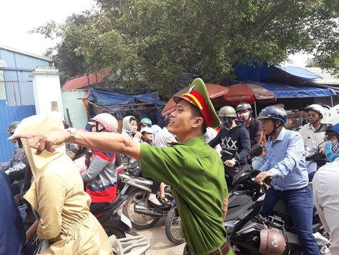 Dân vùng lũ Bình Định ùn ùn đi viếng mộ, đường vào nghĩa trang kẹt cứng - ảnh 4