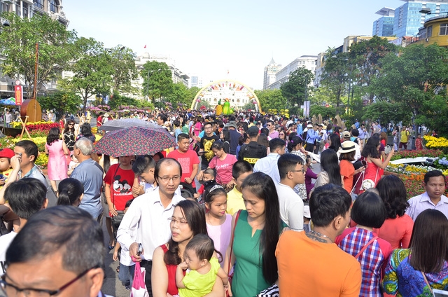  Đường hoa Nguyễn Huệ sáng mùng 1 Tết Đinh Dậu 