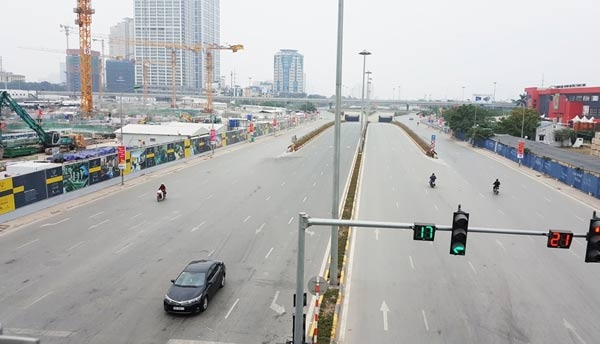 ha noi: mot minh mot duong van dung den do sang mung 1 tet hinh anh 5