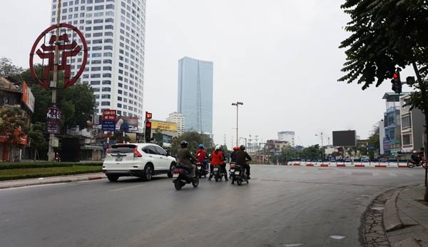 ha noi: mot minh mot duong van dung den do sang mung 1 tet hinh anh 7