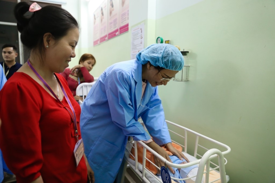 TP.HCM chao don cong dan nhi dau tien cua nam Dinh Dau hinh anh 10