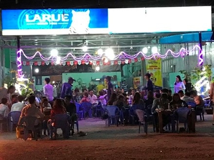 Cà phê tăng từ 12 ngàn đồng lên 22 ngàn tách cà phê sữa nóng. Buổi tối, quán bar, karaoke... tăng giá 2 lần nhưng vẫn khách chen chân.
