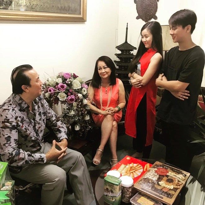 Hoai Lam sang nha ban gai chuc Tet, nghi van sap ket hon hinh anh 1