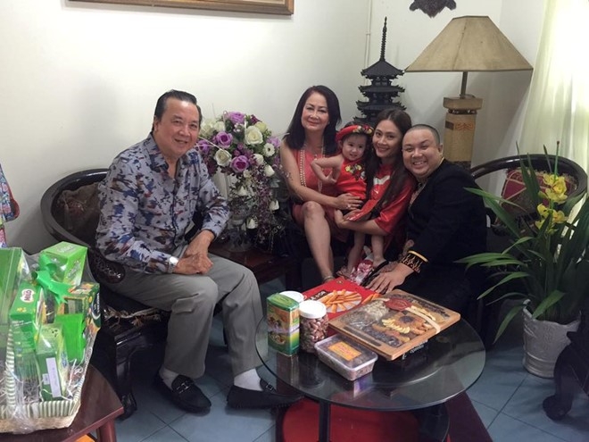 Hoai Lam sang nha ban gai chuc Tet, nghi van sap ket hon hinh anh 3