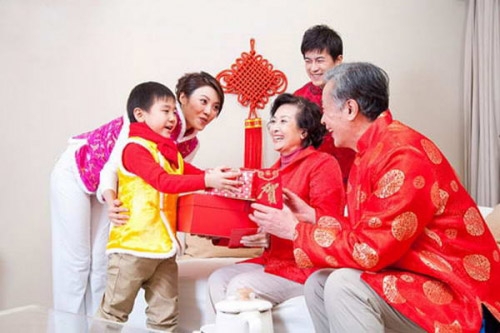 tai sao lai co tuc le xem tuoi xong dat, xong nha ngay dau nam moi? - 1