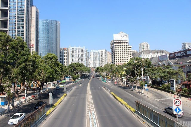 Cảnh vắng vẻ hiếm có ở các đô thị dịp Tết