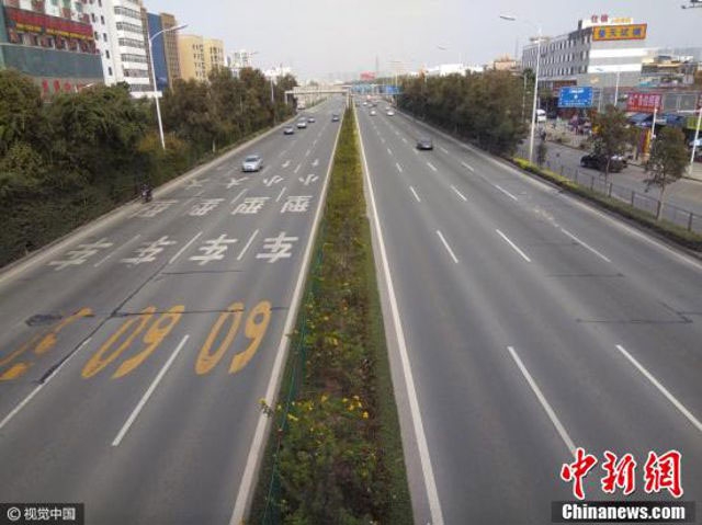 Cảnh vắng vẻ hiếm có ở các đô thị dịp Tết