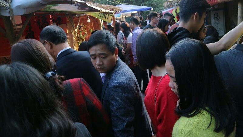 Vây kín ông đồ xin chữ đầu xuân