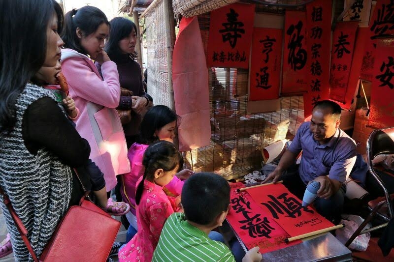 Vây kín ông đồ xin chữ đầu xuân