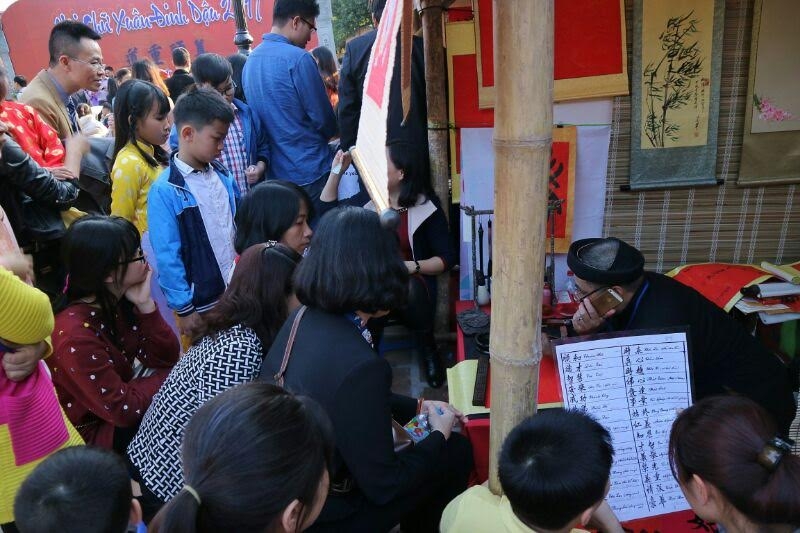 Vây kín ông đồ xin chữ đầu xuân