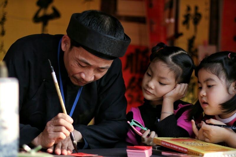 Vây kín ông đồ xin chữ đầu xuân