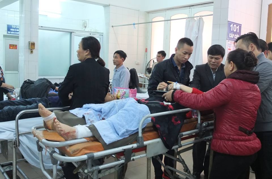 be trai 2 tuoi tu vong vi bi tau luon o khu vui choi de len nguoi hinh anh 2