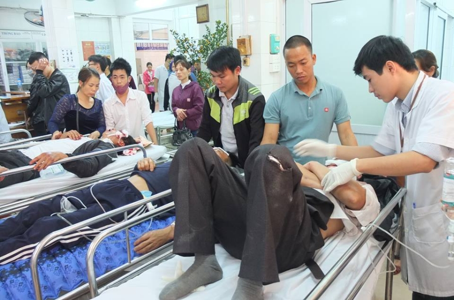 be trai 2 tuoi tu vong vi bi tau luon o khu vui choi de len nguoi hinh anh 3