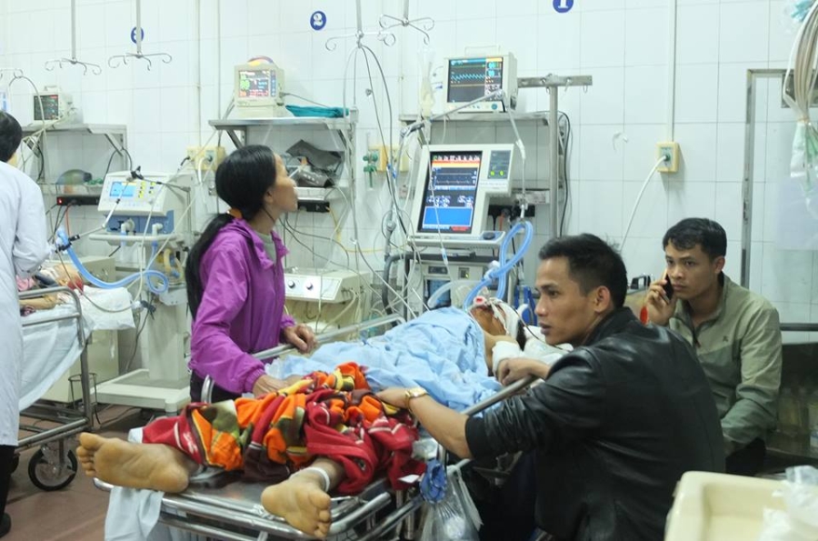 be trai 2 tuoi tu vong vi bi tau luon o khu vui choi de len nguoi hinh anh 4