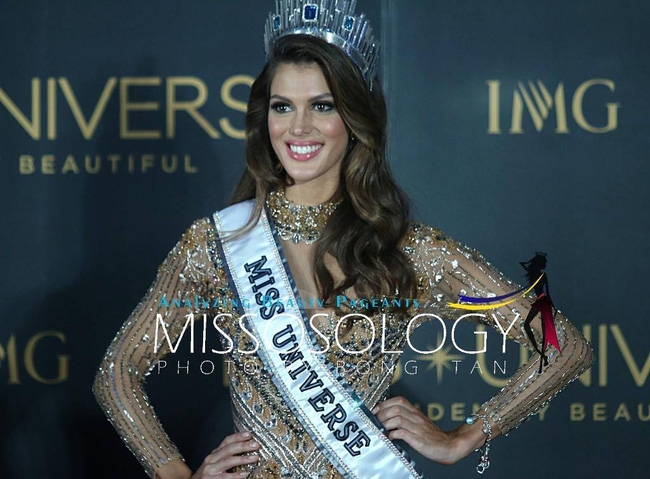 Iris Mittenaere - từ cô bé ở thị trấn nhỏ có tuổi thơ bất hạnh trở thành Hoa hậu Hoàn vũ - Ảnh 1. Iris Mittenaere - từ cô bé ở thị trấn nhỏ có tuổi thơ bất hạnh trở thành Hoa hậu Hoàn vũ - Ảnh 1.