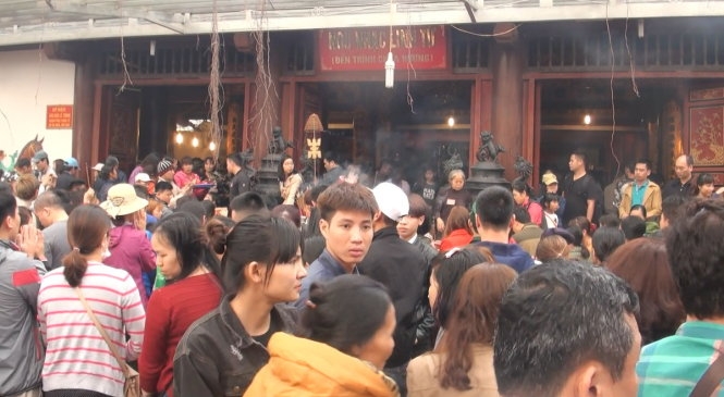 ​Biển người chen chân trước ngày khai hội Chùa Hương 