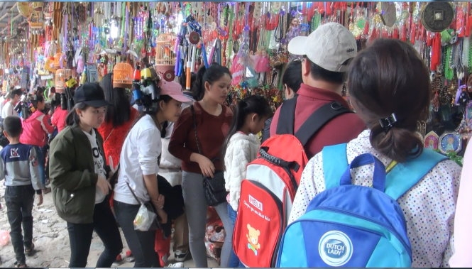 ​Biển người chen chân trước ngày khai hội Chùa Hương 