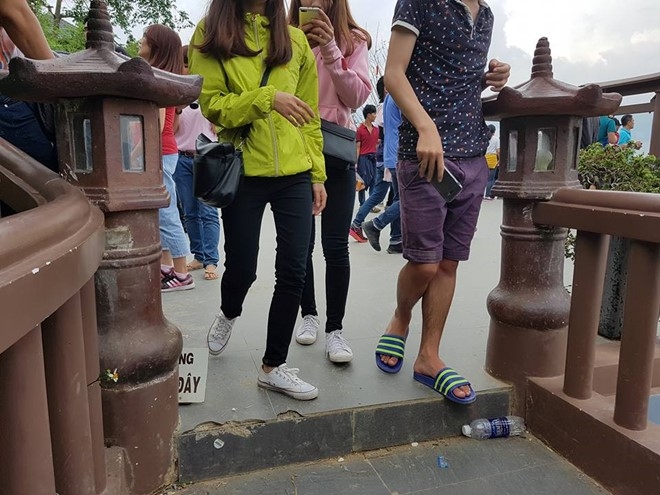Hinh anh xau xi cua ban tre o ngoi chua noi Son Tung quay MV hinh anh 4