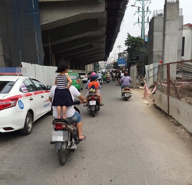 Nguoi cha vua lai xe may vua om con ngu tren duong quoc lo hinh anh 2