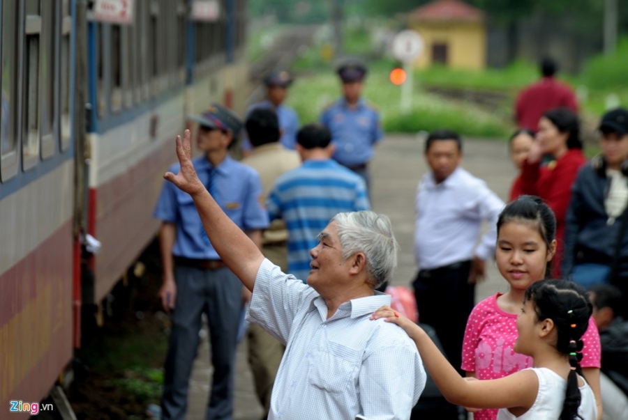 Phut chia ly xuc dong o ga tau sau Tet hinh anh 9