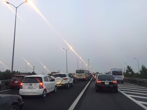 Ùn tắc kinh hoàng gần 10km trên cao tốc Cầu Giẽ - Ninh Bình ảnh 1