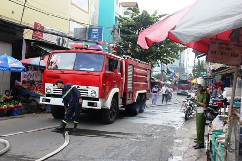 Dan Sai Gon lo tiep khach Tet, 24 can nha bi chay hinh anh 1