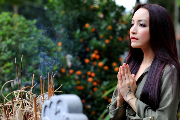 dien-vien-linh-nga-tham-lai-ngoi-chua-giup-co-thoat-khoi-be-kho-6
