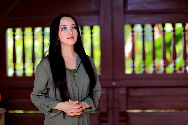 dien-vien-linh-nga-tham-lai-ngoi-chua-giup-co-thoat-khoi-be-kho-7