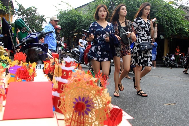 Hoi An tran ngap du khach dip tet khi co le hoi anh sang hinh anh 1